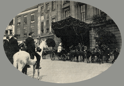 98497 Afbeelding van Koningin Wilhelmina en Prins Hendrik bij het Stadhuis (Stadhuisbrug 1) te Utrecht tijdens hun ...